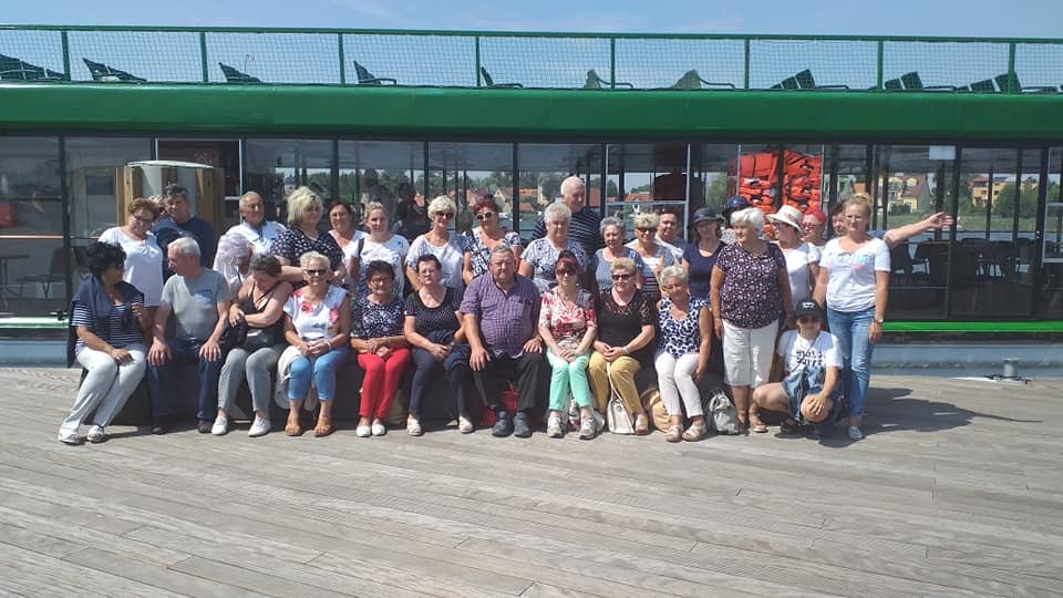 Zdjęcie grupowe uczestników wycieczki krajoznawczo-integracyjnej do Mikołajek